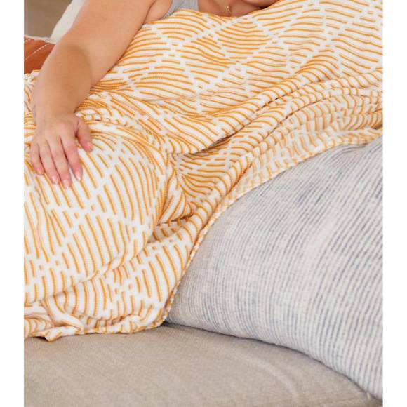 NEW CUDDLE CULTURE everett blanket single cuddle size in yellow - Picture 2 of 3